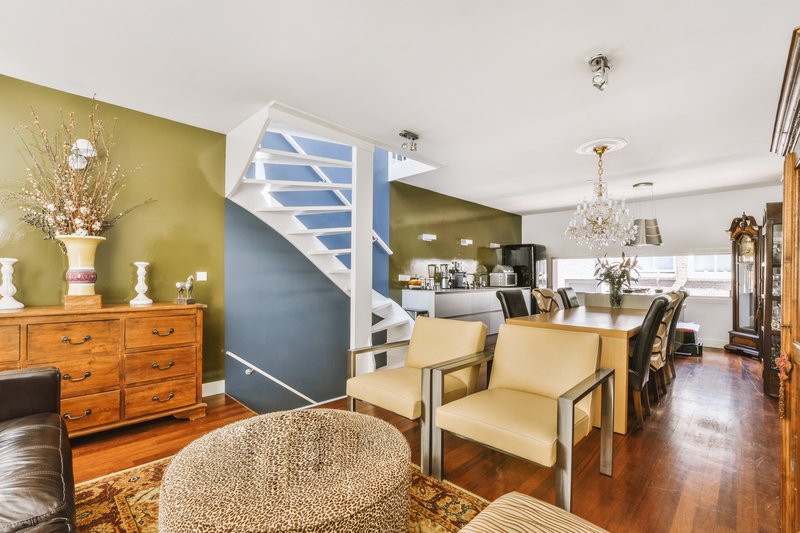 Primer piso de la sala de una casa de dos pisos en Puebla