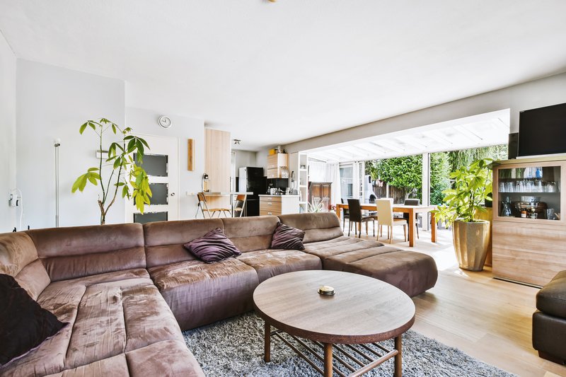 Sala acogedora con muebles de madera en Casa Velaris